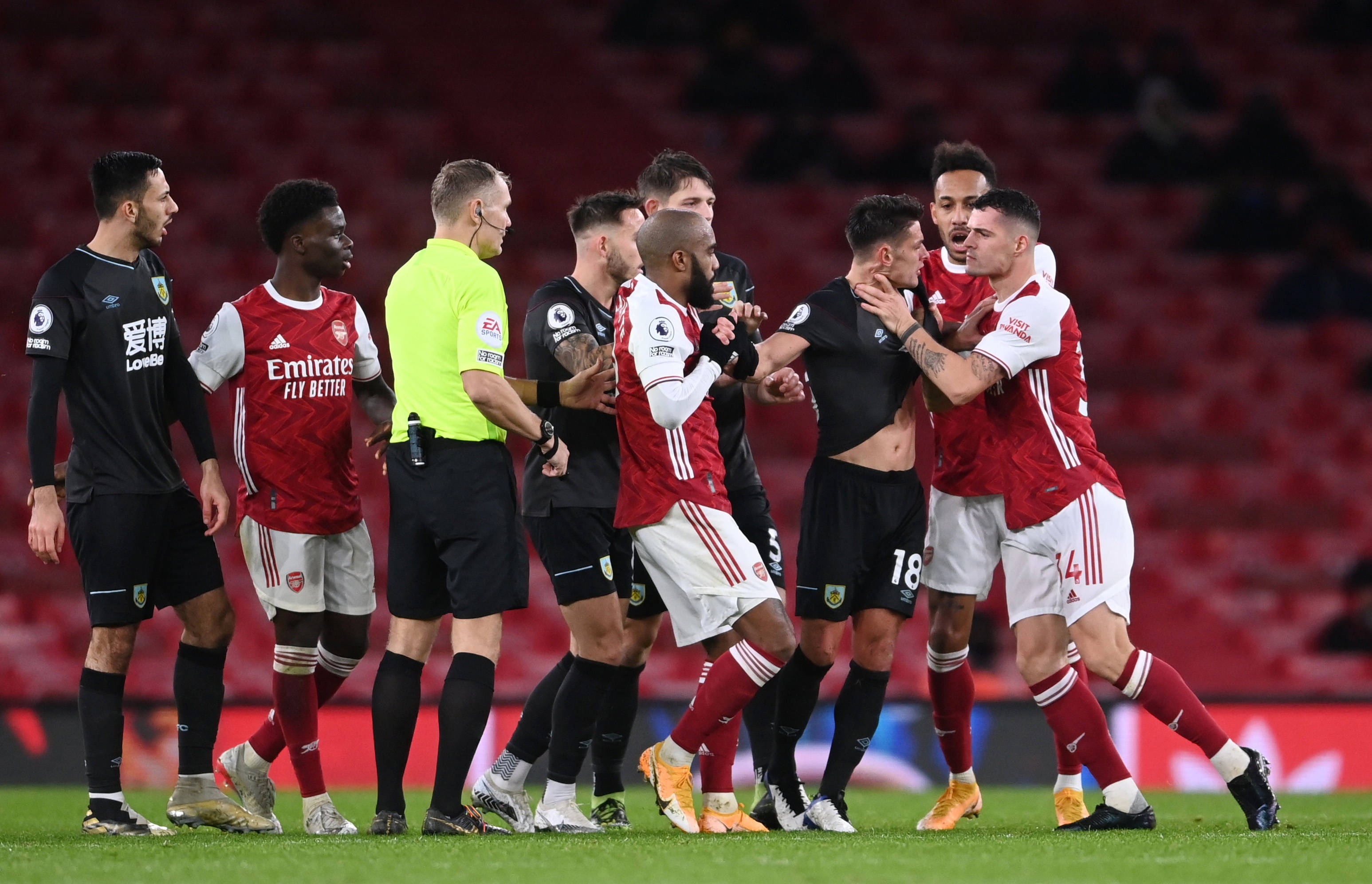 武磊蓄势待 武磊蓄势待